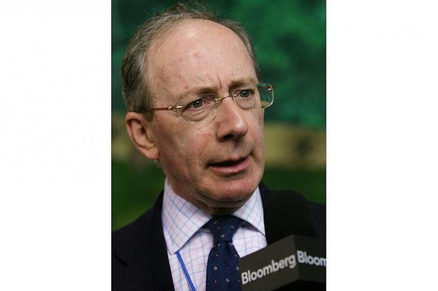Malcolm Rifkind, the chairman of an influential parliamentary committee which oversees the work of Britain's intelligence services, said on Tuesday he was stepping down after being secretly filmed offering his services to a fake Chinese company. -- P