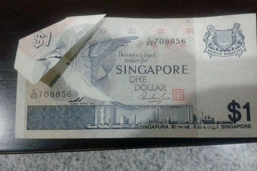 A defective one dollar Singapore note from the 1980s may now fetch its lucky owner $1,700.&nbsp;-- PHOTO: WANBAO READER&nbsp;