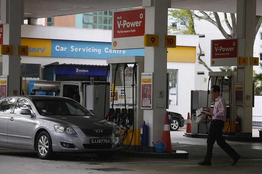 A Shell petrol kiosk on Feb 24, 2015. The oil giant reduced its petrol pump prices by 2 cents at noon on Wednesday.&nbsp;-- ST PHOTO: MARK CHEONG