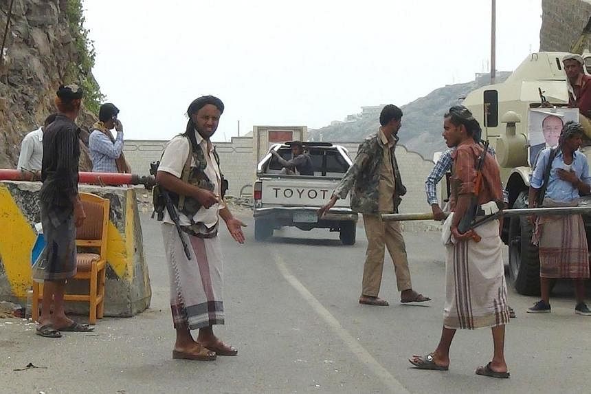 Armed supporters of Yemeni President Abdu Rabu Mansour Hadi&nbsp;take to the streets on Feb 24, 2015 in Southern Aden to protect Hadi after he made a surprise escape from house arrest in Sanaa on Feb 21, 2015. A French woman working in Yemen was kidn