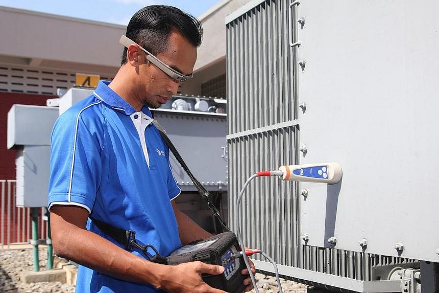 Staff at Singapore Power (SP) will&nbsp; use&nbsp; wearable technology&nbsp; to raise productivity and cut costs. -- PHOTO: SINGAPORE POWER