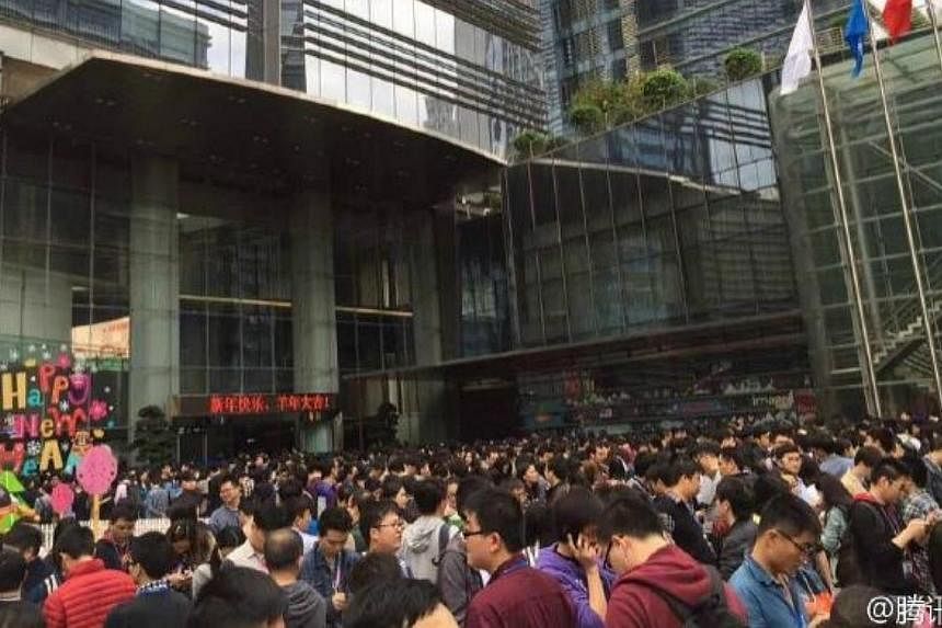 Tencent employees queuing outside the company's headquarters in Shenzhen as they await their turn to receive a red packet from founder Pony Ma Huateng. -- PHOTO: WEIBO