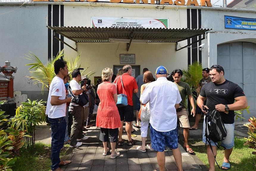 Supporters of Australian drug traffickers Andrew Chan and Myuran Sukumaran visiting Kerobokan prison in Bali on Feb 22, 2015. -- PHOTO: AFP