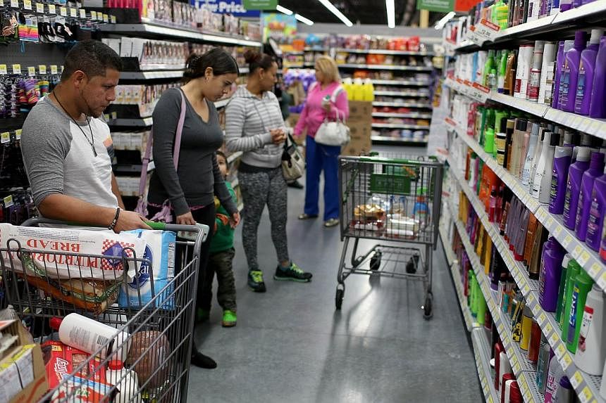 Shoppers&nbsp;at a Walmart store on Feb 19, 2015 in Miami, Florida.&nbsp;The US economy cooled more than previously estimated in the fourth quarter but remained on a moderate growth track supported by strong consumer spending, according to government