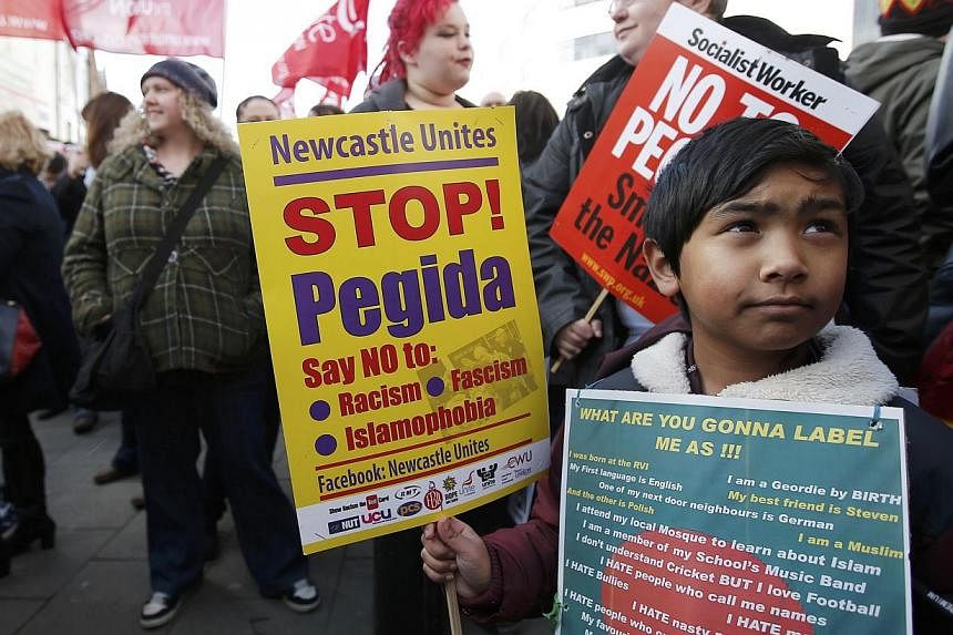 More than 2,000 people protested on Saturday in Newcastle, northeast England, against a march held by the British branch of Germany's anti-Islam group Pegida which drew around 400 people, a Reuters witness said. -- PHOTO: REUTERS