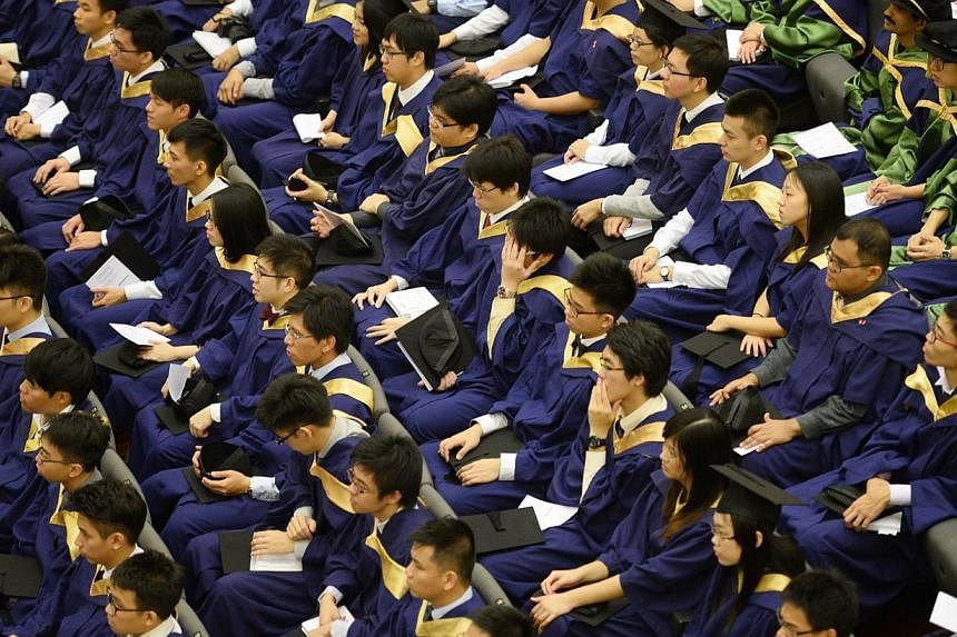 The median salary for fresh graduates in 2014 rose to a high of $3,200, up from $3,050 for the class of 2013, further widening the pay gap between diploma holders and degree holders. -- PHOTO: ST FILE