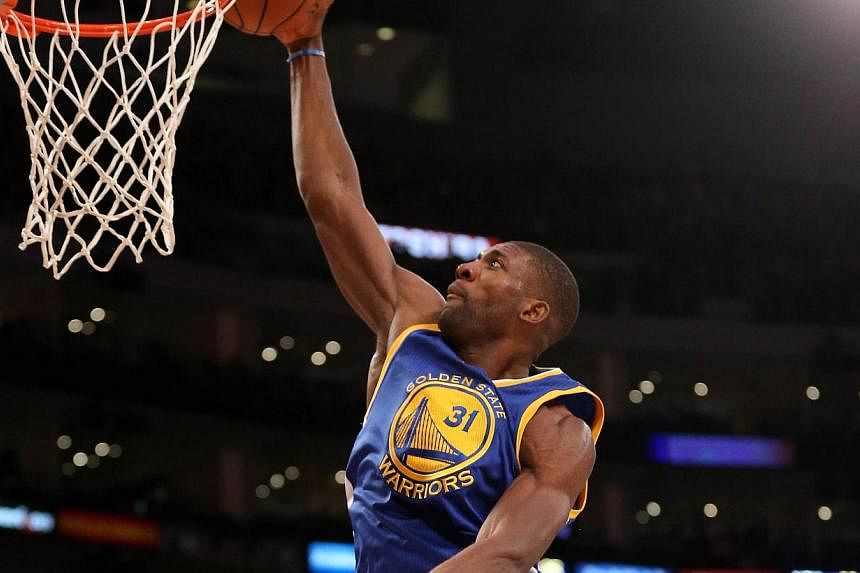 Festus Ezeli &nbsp;of the Golden State Warriors goes up for a shot against the Los Angeles Lakers at Staples Center on Dec 23, 2014 in Los Angeles, California. -- PHOTO: AFP