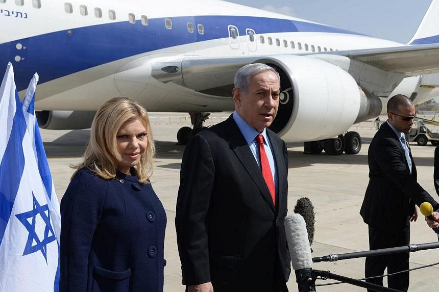 An Israeli government press office handout of Israeli Prime Minister Benjamin Netanyahu with his wife Sarah leaving Tel Aviv, Israel on March 1, 2015, on their way to Washington.&nbsp;-- PHOTO: EPA