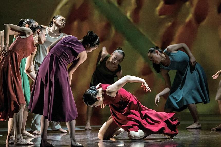 Cloud Gate Dance Theatre's Rice, staged at the Esplanade Theatre on Saturday, is not the first of Taiwanese choreographer Lin Hwai-min's pieces inspired by the humble grain which fuels most of Asia. -- PHOTO:&nbsp;LIU CHEN-HSIANG