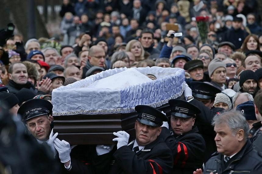 Servicemen carry a coffin containing the body of murdered Russian opposition leader Boris Nemtsov after a mourming ceremony in Moscow, Russia on March 3, 2015.&nbsp;Thousands of mourners bade farewell to the charismatic activist, whose brazen assassi