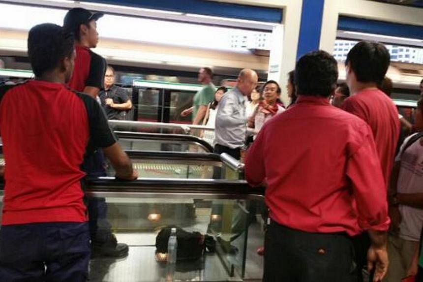 SMRT staff assisting passengers on the train platform at Boon Lay MRT statio on March 3, 2015. -- PHOTO: TWITTER/JOANNE&nbsp;