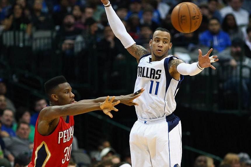 Norris Cole #30 of the New Orleans Pelicans passes the ball against Monta Ellis #11 of the Dallas Mavericks at American Airlines Center on March 2, 2015 in Dallas, Texas. -- PHOTO: AFP