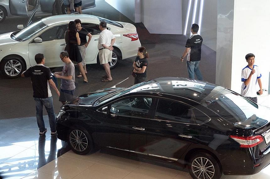Certificates of entitlement (COE) for cars rose across the board at the latest tender on Wednesday as buyers flocked to showrooms ahead of a revised carbon emissions scheme and higher prices. -- ST PHOTO: DESMOND WEE