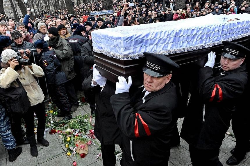 Funeral assistants carry the coffin of Russian opposition leader Boris Nemtsov after a memorial service at the Andrei Sakharov rights centre in Moscow on March 3, 2015.&nbsp;Russian President Vladimir Putin said on Wednesday that the murder of Nemtso
