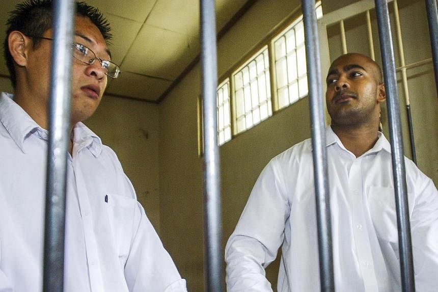 Andrew Chan (left) and Myuran Sukumaran (right) inside a holding cell waiting for trial at a Denpasar District Court in Bali, Indonesia on Feb 3, 2006 -- PHOTO: EPA