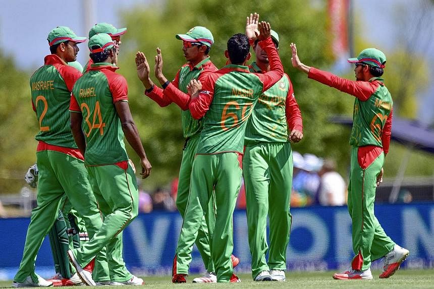 Bangladesh team members&nbsp;celebrate Shakib Al Hasan taking the catch of Scotland's captain Preston Mommsen during the Pool A 2015 Cricket World Cup cricket match between Bangladesh and Scotland at Saxton Park Oval in Nelson on March 5, 2015. -- PH