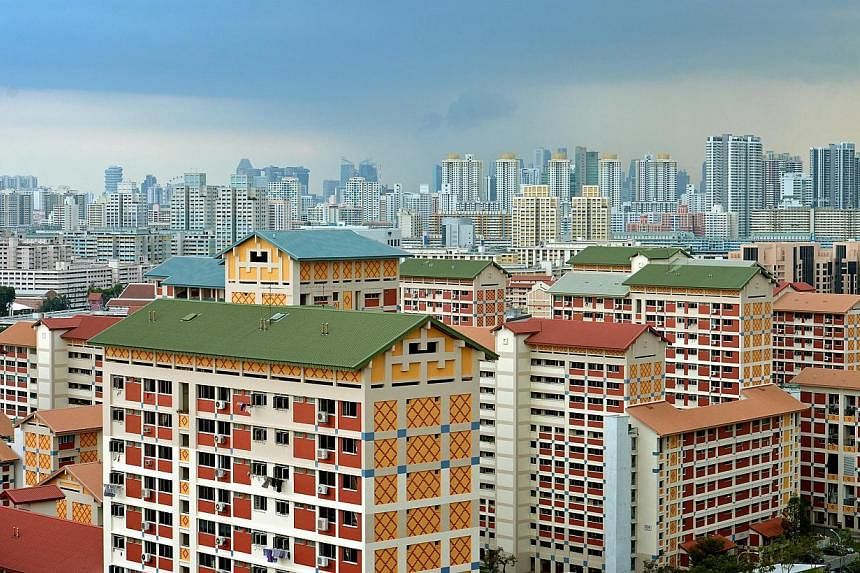 The resale price index for HDB flats fell by 1.0 per cent in the first quarter of 2015 from the previous quarter, based on a flash estimate released by the Housing Board on Wednesday. -- ST PHOTO: KUA CHEE SIONG&nbsp;