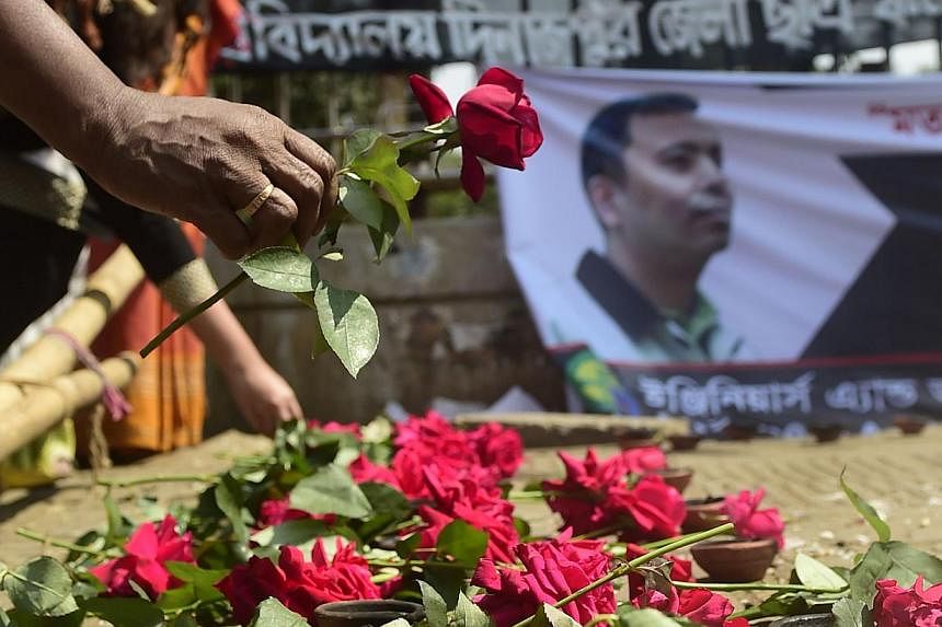 A Bangladeshi social activist pays his last respects to slain US blogger of Bangladeshi origin and founder of the Mukto-Mona (Free-mind) blog site, Avijit Roy, in Dhaka on March 6, 2015 after he was hacked to death by unidentified assailants in the B