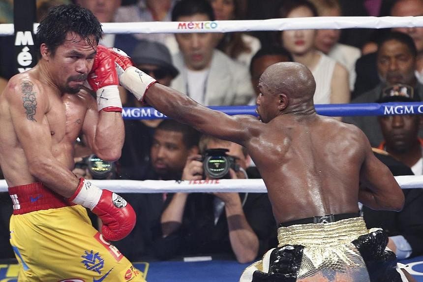 Floyd Mayweather Jr. (right) in action against Manny Pacquiao (left) during their welterweight unification championship boxing fight at the MGM Grand Garden Arena in Las Vegas, Nevada, USA, on May 2, 2015.&nbsp;-- PHOTO: EPA