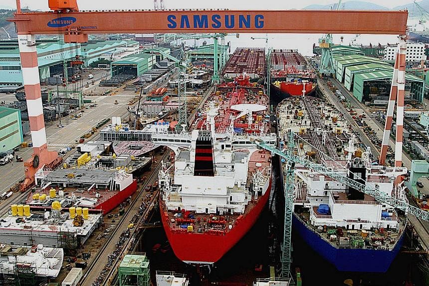South Korea's manufacturing activity and new export orders both contracted for a second month in April, putting the economy's already sluggish recovery at further risk, a private sector survey showed on Monday. -- PHOTO: BLOOMBERG