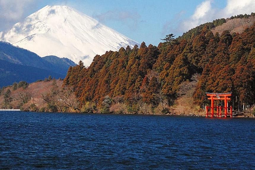 Lake Ashi in Hakone, with Mount Fuji visible in the background. Japan's meteorological agency on Tuesday issued a warning to limit access to the popular hot spring resort after a nearby volcano became active and began belching steaming gas. -- PHOTO: