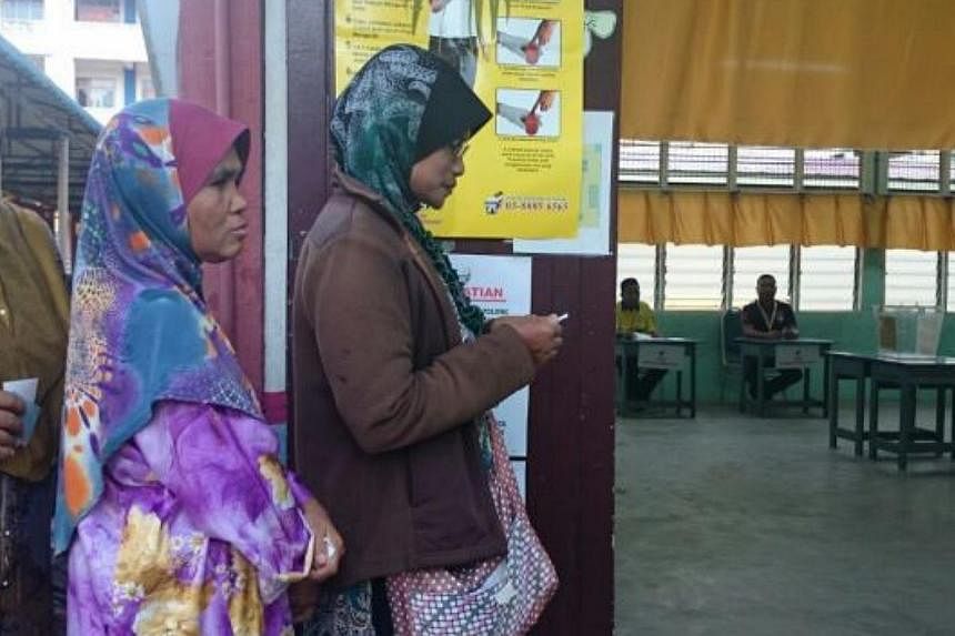 Voters queuing up at one of the 38 polling centres in Kuala Rompin for the Rompin by-election. -- PHOTO: THE STAR/ASIA NEWS NETWORK