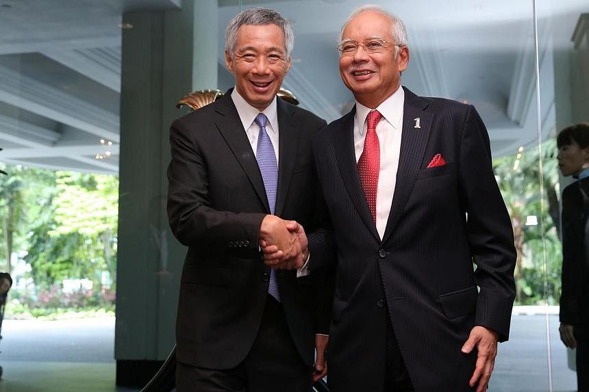 Prime Minister Lee Hsien Loong (left) receiving Malaysian PM Najib Razak at the Shangri-La Hotel during their annual leaders' retreat on May 5, 2015. -- ST PHOTO: ONG WEE JIN&nbsp;