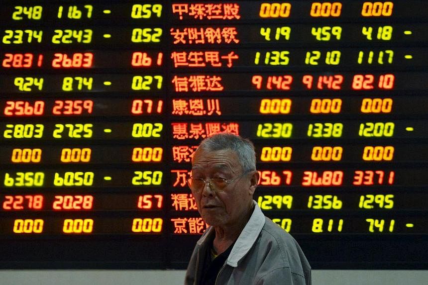 China's stocks headed for their worst three- day performance in almost two years amid speculation new share sales will sap funds, valuations have become excessive and the government will take measures to control margin trading. -- PHOTO:&nbsp;REUTERS