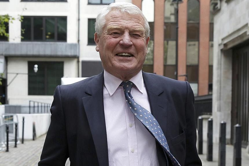 Paddy Ashdown, former leader of Britain's Liberal Democrat party, leaves the party's headquarters in central London, May 8, 2015. -- PHOTO: REUTERS