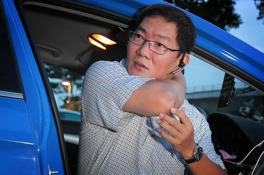 Cabby Chan Chuan Heng showing how Arne Corneliussen held him in a chokehold. -- PHOTO: ST FILE&nbsp;