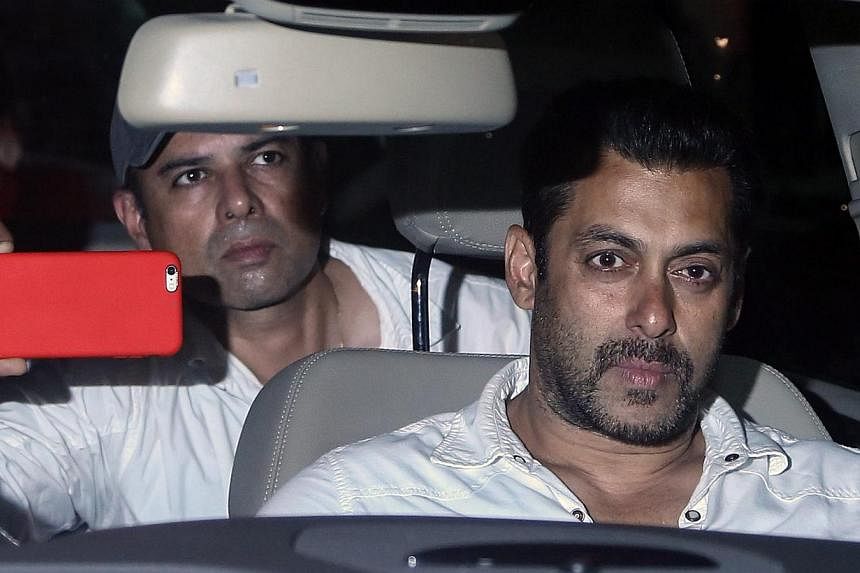 Indian actor Salman Khan leaves the court after getting two days interim bail from the Bombay High Court, in Mumbai, India, May 6, 2015. -- PHOTO: EPA &nbsp;
