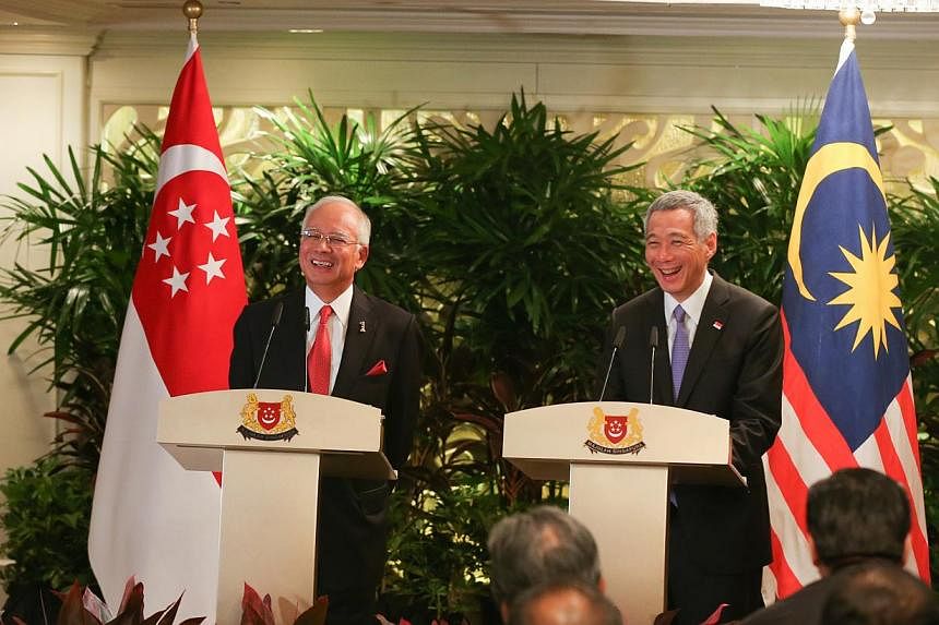 Malaysian PM Najib Razak (left) and Prime Minister Lee Hsien Loong speaking to the media at their annual leaders’ retreat at Shangri-La Hotel on May 5, 2015. -- ST PHOTO: ONG WEE JIN&nbsp;