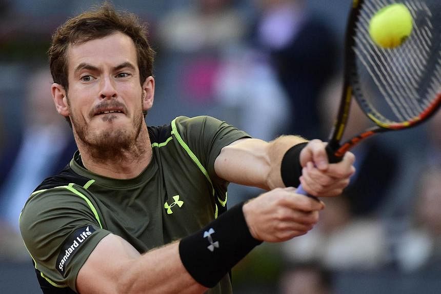 Britain's Andy Murray returns a ball to Canadian tennis player Milos Raonic in the quarter-finals of the Madrid Open on May 8, 2015. -- PHOTO: AFP