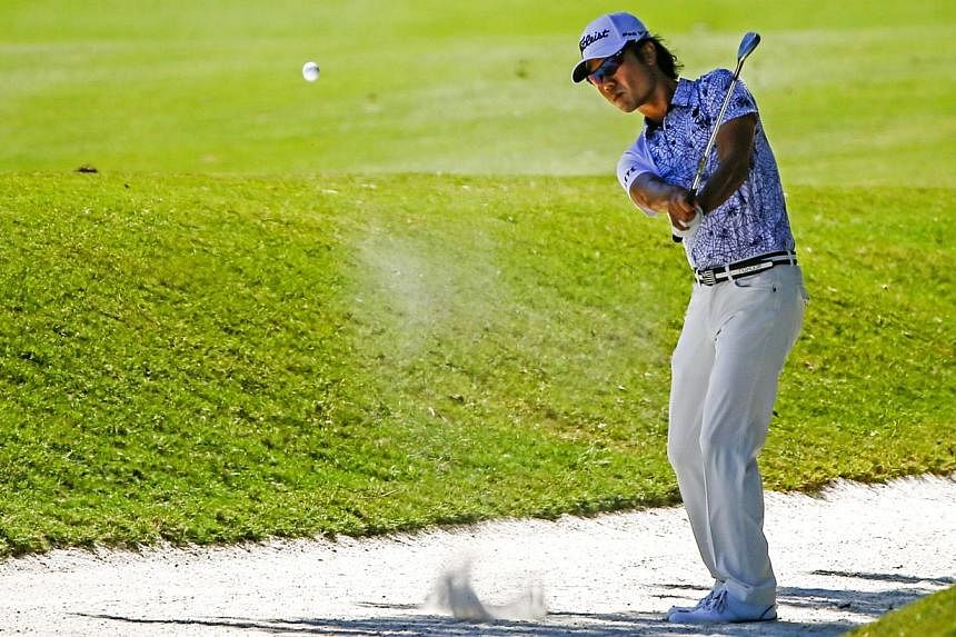 Kevin Na of the US hits from a sand trap on the ninth fairway in the second round of The PLAYERS Championship golf tournament on the Stadium Course at TPC Sawgrass in Ponte Vedra Beach, Florida, USA on May 8, 2015. -- PHOTO: EPA