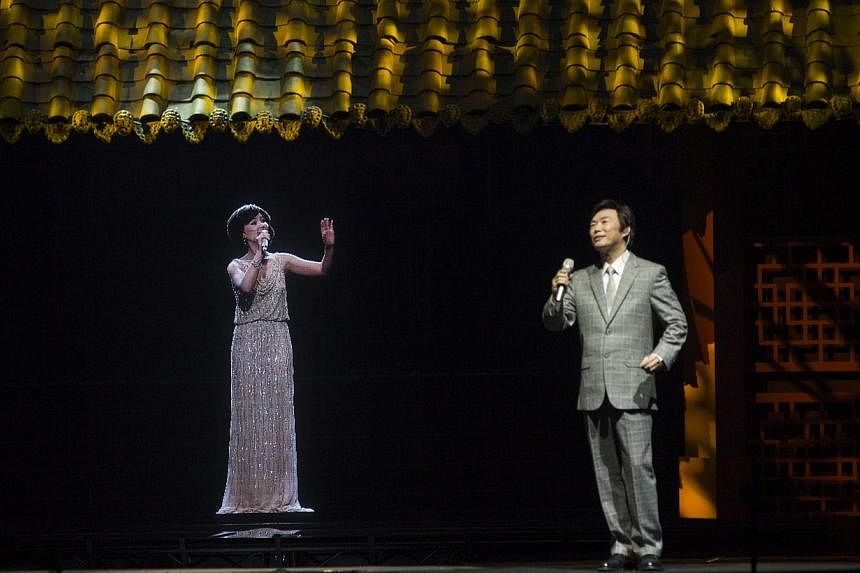 Taiwanese singer&nbsp;Fei Yu-ching (right) singing a duet with a hologram of the late Teresa Teng, at a concert commemorating the 20th anniversary of her death, at the Taipei Arena on May 9, 2015. -- PHOTO: XINHUA