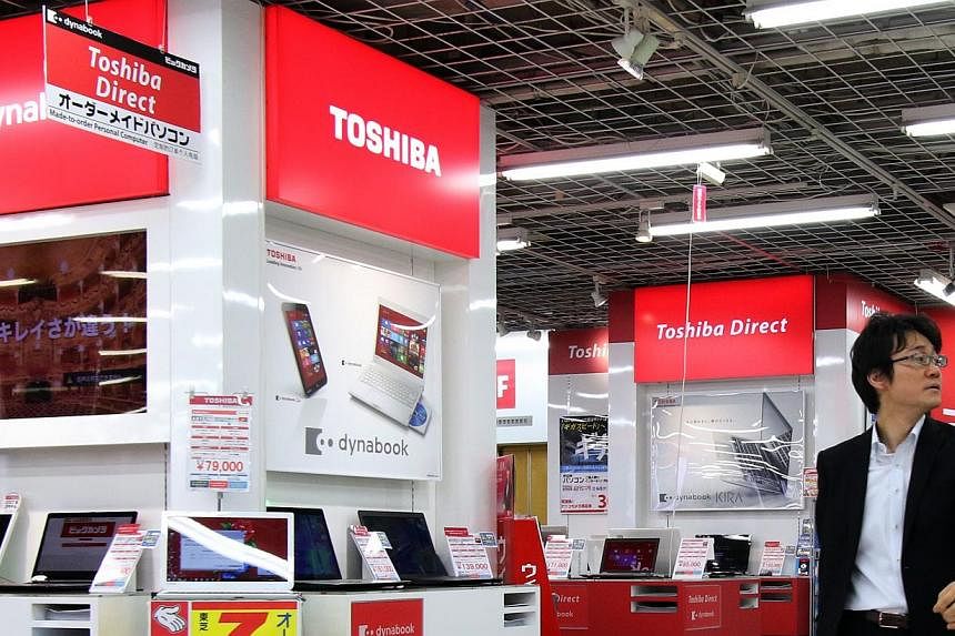 Shares of Toshiba Corp fell in Tokyo for a second day as the number of analysts suspending coverage reached six in the aftermath of an investigation into improper accounting on projects. -- PHOTO: AFP