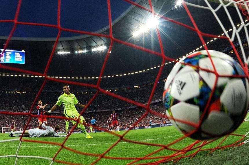 Munichs goalkeeper Manuel Neuer cannot avoid the 1-1 by Barcelona's Neymar (centre) during the UEFA Champions League semi-final second leg soccer match between FC Bayern Munich and FC Barcelona in Munich, Germany on May 12, 2015. -- PHOTO: EPA