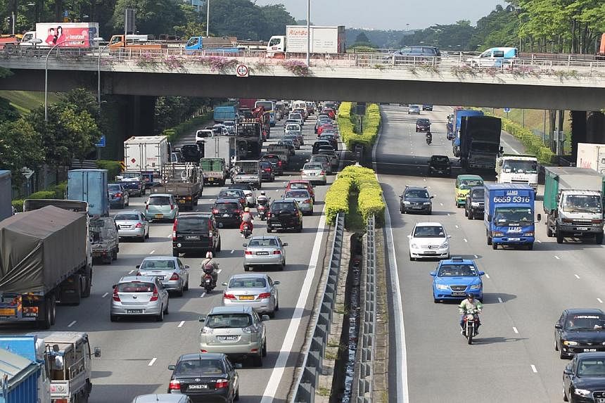 Motorists using the Ayer Rajah Expressway (AYE) and Kranji Expressway (KJE) will get clearer travel information, such as colour-coded journey times, through new electronic signboards that will be launched on May 17. -- PHOTO: ST FILE