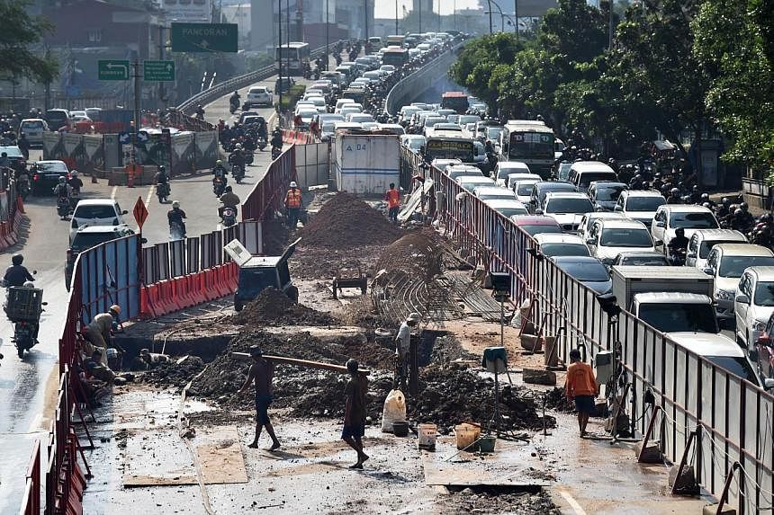 Indonesia posted a trade surplus for the fifth straight month in April, but that stemmed from imports tumbling more quickly from a year earlier than exports did, showing that the economy remained sluggish at the start of the second quarter. -- PHOTO: