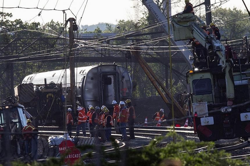 Track workers and officials work at the site of a derailed Amtrak train in Philadelphia, Pennsylvania, May 14, 2015. -- PHOTO: REUTERS