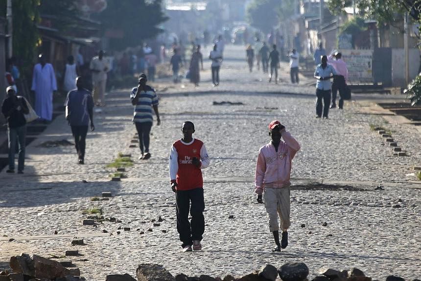 People walk in a street in Bujumbura, Burundi May 14, 2015. Burundian President Pierre Nkurunziza arrived back in the country on Thursday, a day after a coup was declared while he was in Tanzania for regional talks, his office said.&nbsp;-- PHOTO: RE