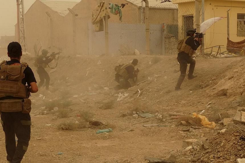 Iraqi security forces defend their headquarters against attacks by Islamic State extremists in the eastern part of Ramadi in Anbar province, May 14, 2015. -- PHOTO: REUTERS&nbsp;