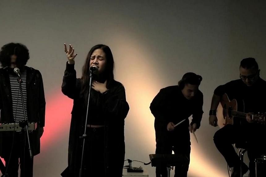 Indonesian singer Neonomora&nbsp;is a fiercely independent artist who does not believe in giving to what is popular among the general crowd. Her&nbsp;newest album, Seeds, was released last year, 2014. -- SCREENGRAB: RAZOR TV