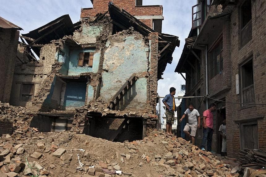 Local people moving out after collecting their belongings in their damage house after the massive earthquake in Harisiddi village on the outskirts of Lalitpur, Nepal on May 16, 2015. -- PHOTO :EPA