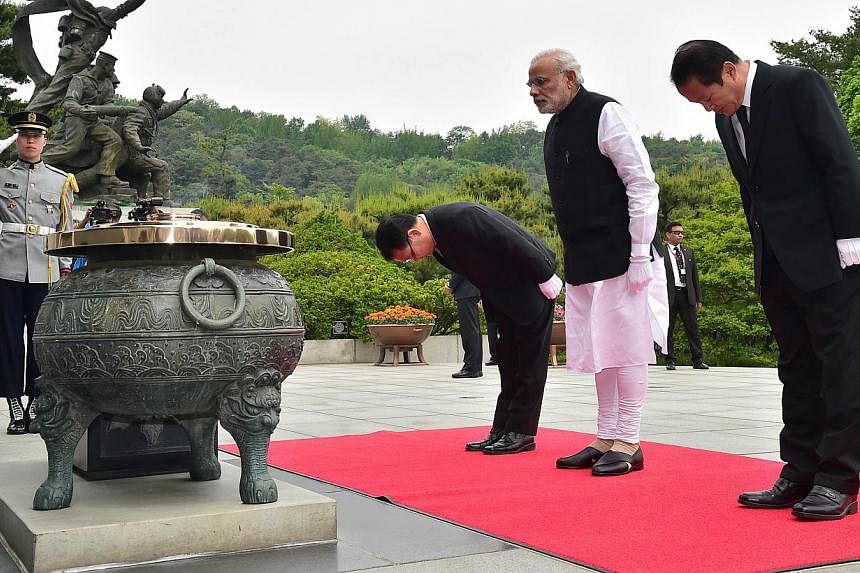 Indian Prime Minister Narendra Modi (second from right) paying a silent tribute as he visits the National Cemetery in Seoul on May 18, 2015. -- PHOTO: AFP