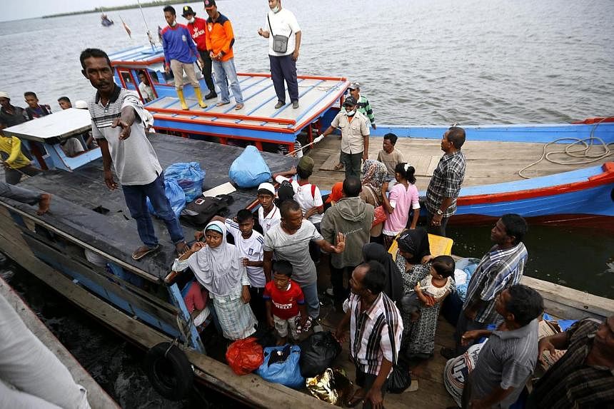 Myanmar and Bangladeshi Rohingya migrants arriving in a boat in Kuala Langsa, East Aceh, Indonesia, on May 15, 2015. -- PHOTO: EPA