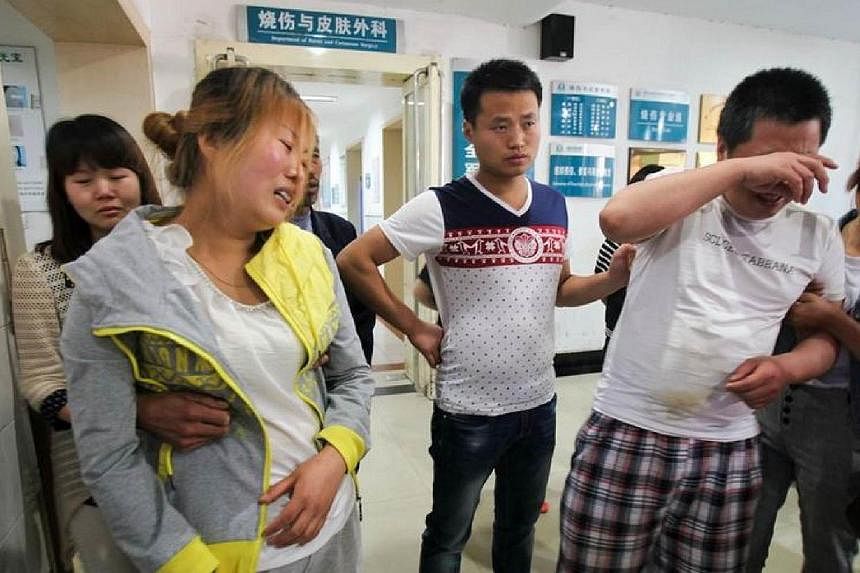 Parents of Hao Hao outside hospital's burns unit crying uncontrollably as they waited for what doctors' diagnosis on their son. -- PHOTO: WEIBO