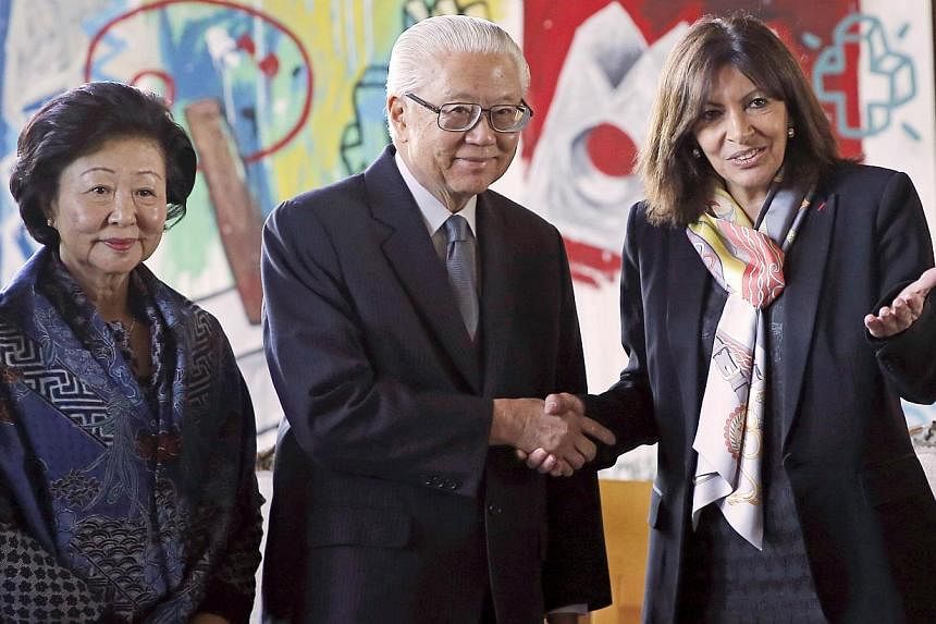 Mayor of Paris Anne Hidalgo (right) shakes hands with Singapore's President Tony Tan Keng yam (cetnre) and his wife Mary(left), as she welcomes them at the City Hall in Paris on May 20, 2015. -- PHOTO: AFP
