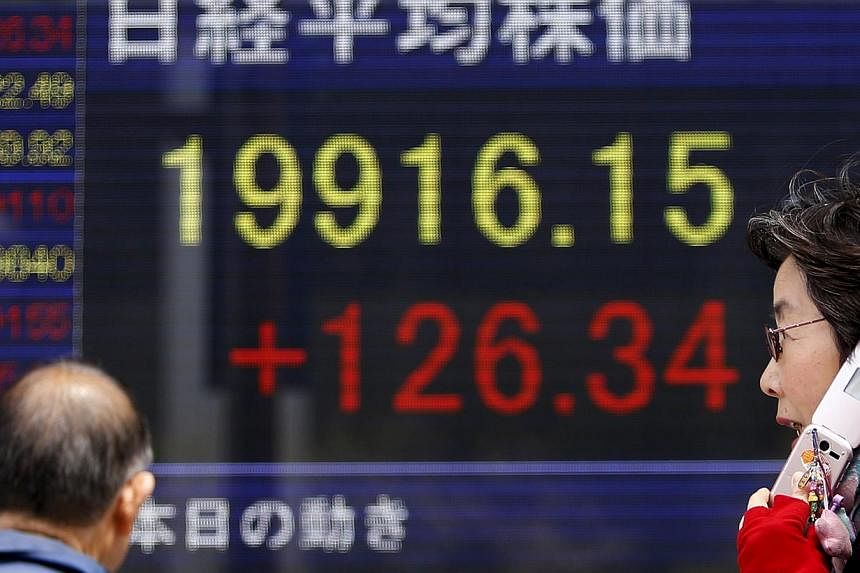 Asian stocks advanced for the first time in three days as investors weighed the minutes of the Federal Reserve's last meeting and awaited China manufacturing data. -- PHOTO: REUTERS