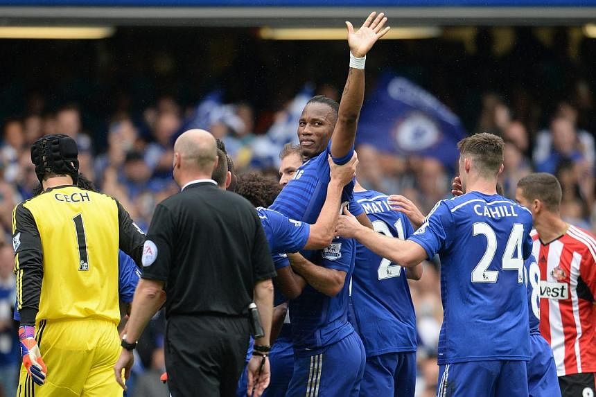 Chelsea's Didier Drogba is carried off the pitch by his teammates after being substituted against Sunderland during a Premier League soccer match at Stamford Bridge in London, Britain on May 24, 2015. -- PHOTO: EPA